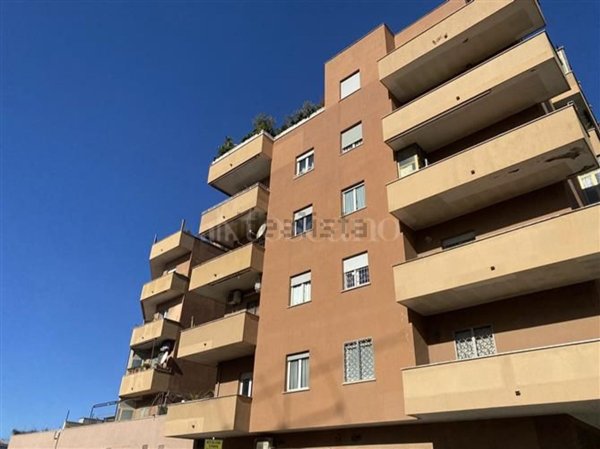 locale commerciale in vendita a Roma in zona Ostia