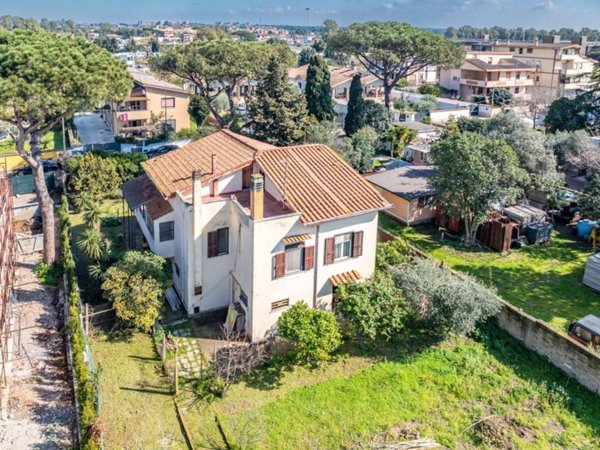 casa indipendente in vendita a Roma in zona Casal Palocco