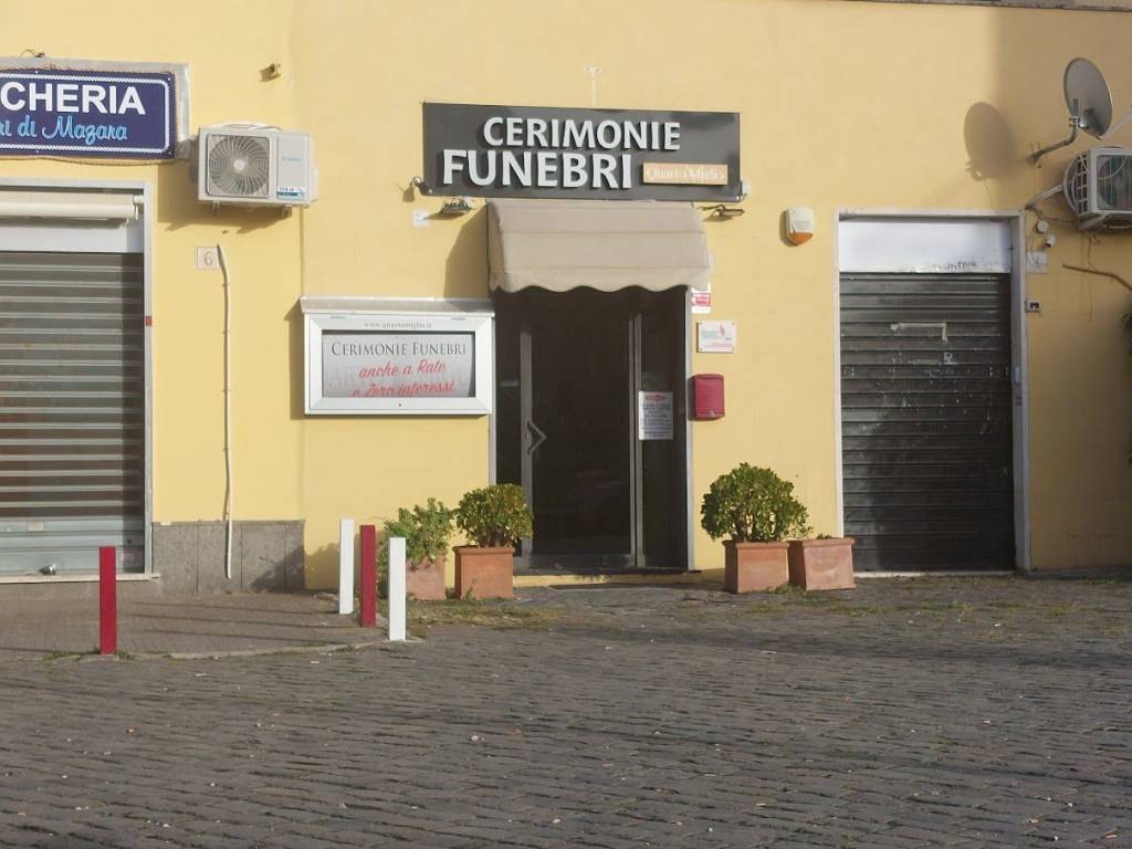 negozio in vendita a Roma in zona Ardeatino