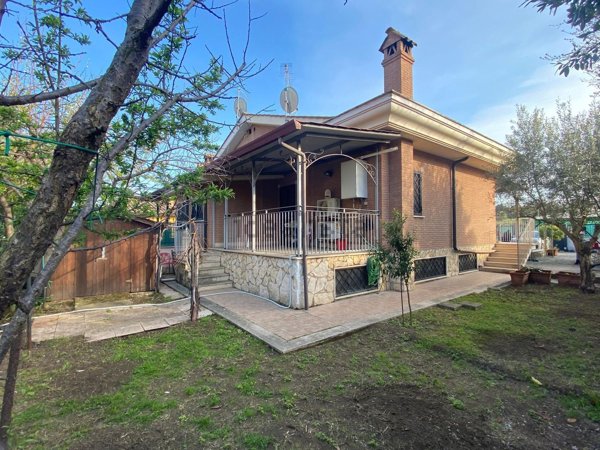 casa indipendente in vendita a Roma in zona Case Rosse