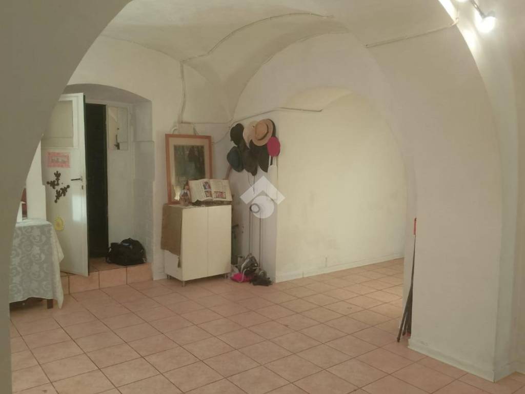 locale commerciale in vendita a Roma in zona Rione Monti/Campitelli