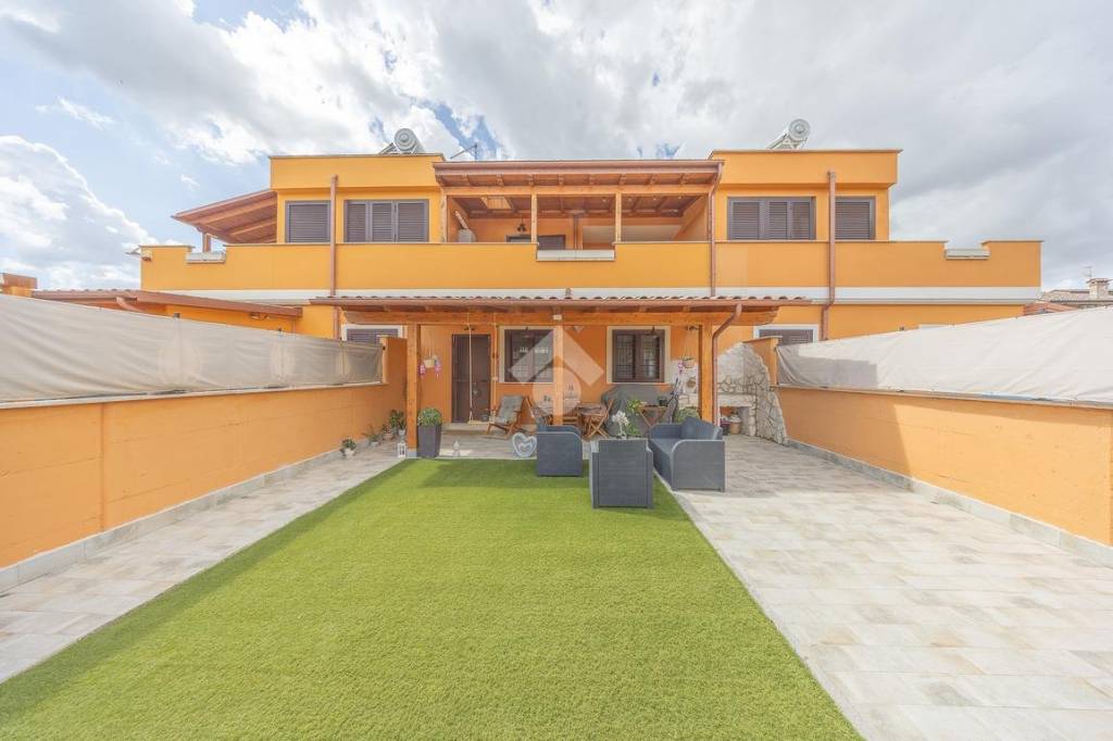 casa indipendente in vendita a Roma in zona Giardini di Corcolle