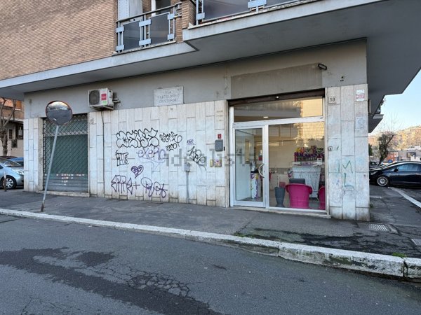 negozio in vendita a Roma in zona Portuense