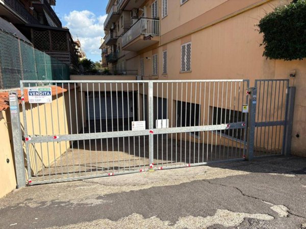 locale di sgombero in vendita a Roma in zona Torre Angela