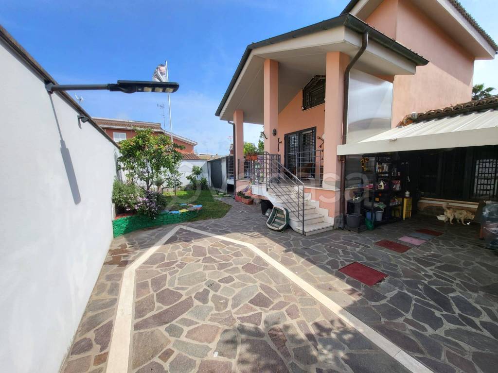 casa indipendente in vendita a Roma in zona Infernetto