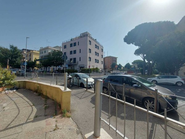 locale commerciale in vendita a Roma in zona Primavalle