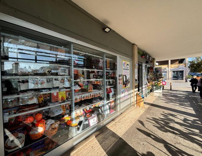 locale commerciale in vendita a Roma in zona Ardeatino