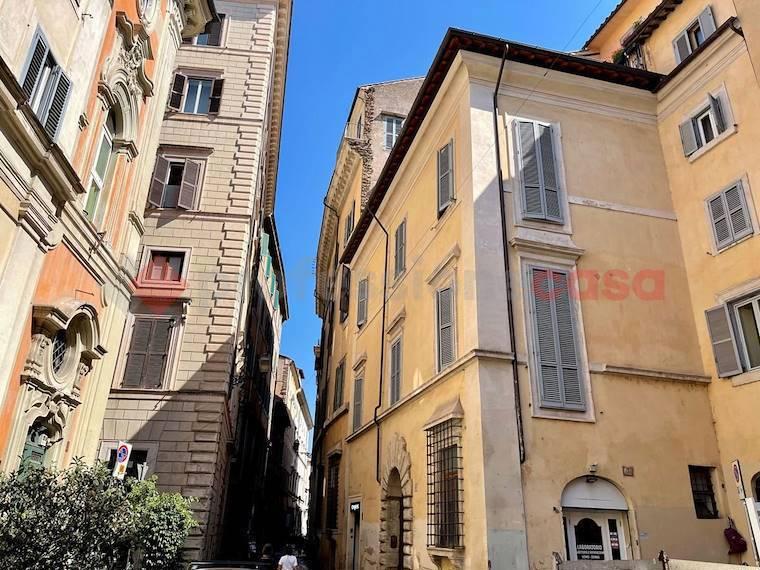 appartamento in vendita a Roma in zona Parione/Sant'Eustachio
