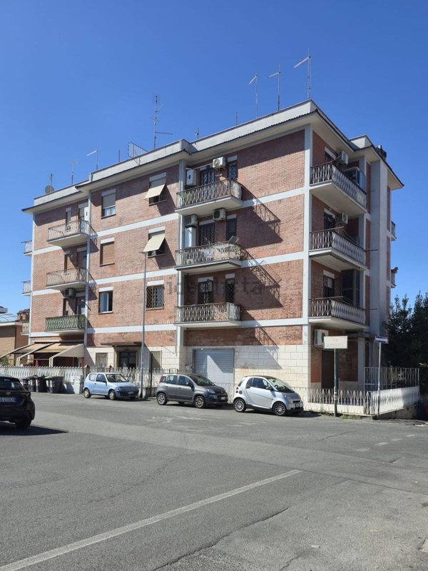 appartamento in vendita a Roma in zona Tor Bella Monaca