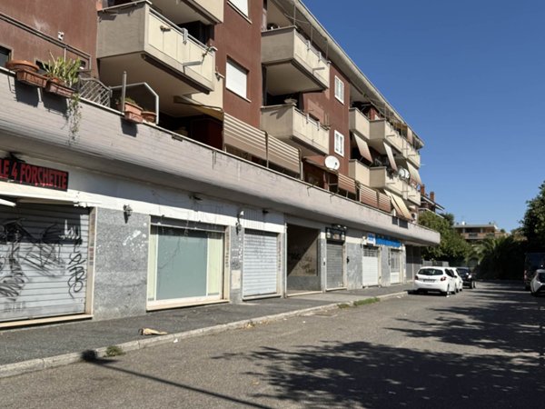 negozio in vendita a Roma in zona Casal Morena