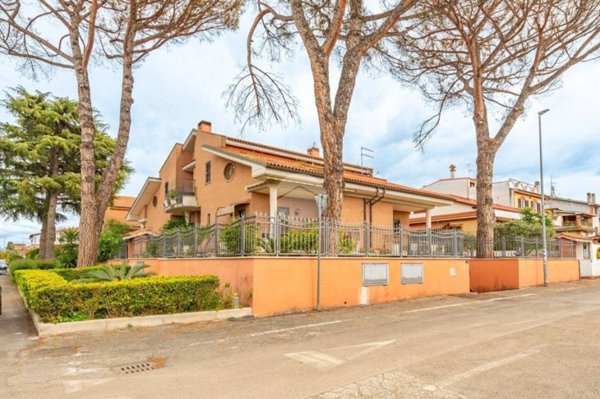 casa indipendente in vendita a Roma in zona Finocchio