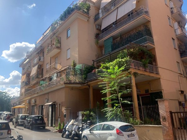 locale commerciale in vendita a Roma in zona Monte Sacro/Talenti