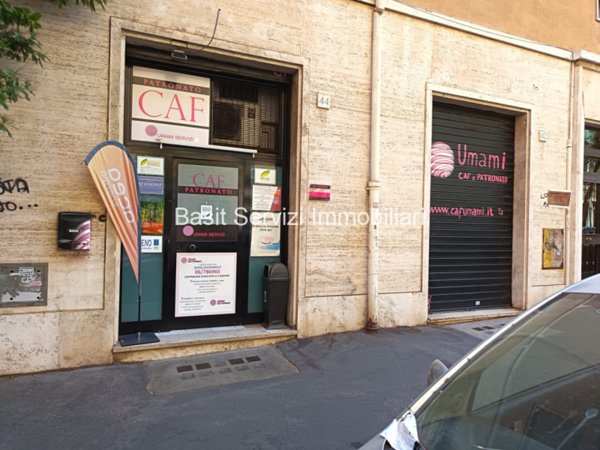 locale commerciale in vendita a Roma in zona Tuscolano