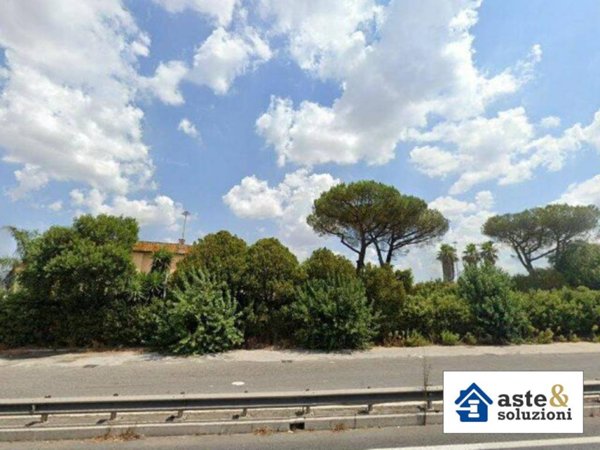 locale commerciale in vendita a Roma in zona Appio Claudio