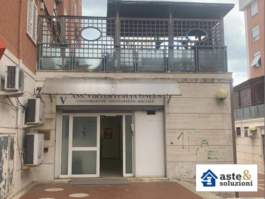 negozio in vendita a Roma in zona San Basilio