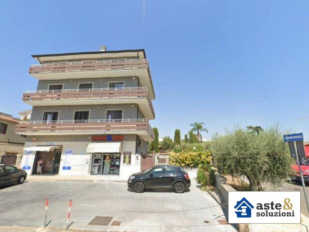 negozio in vendita a Roma in zona Castelverde