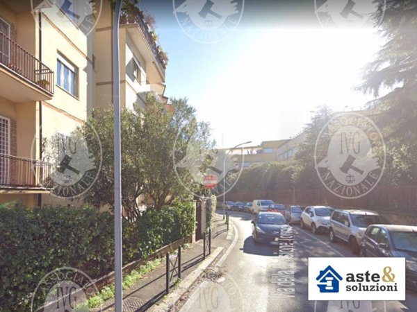 locale commerciale in vendita a Roma in zona Giuliano Dalmata