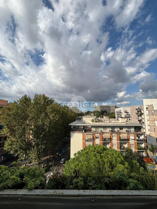 appartamento in vendita a Roma in zona Ostiense