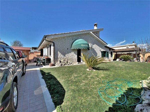 casa indipendente in vendita a Roma in zona Infernetto