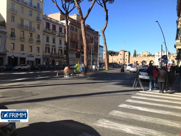 locale commerciale in vendita a Roma in zona Tuscolano