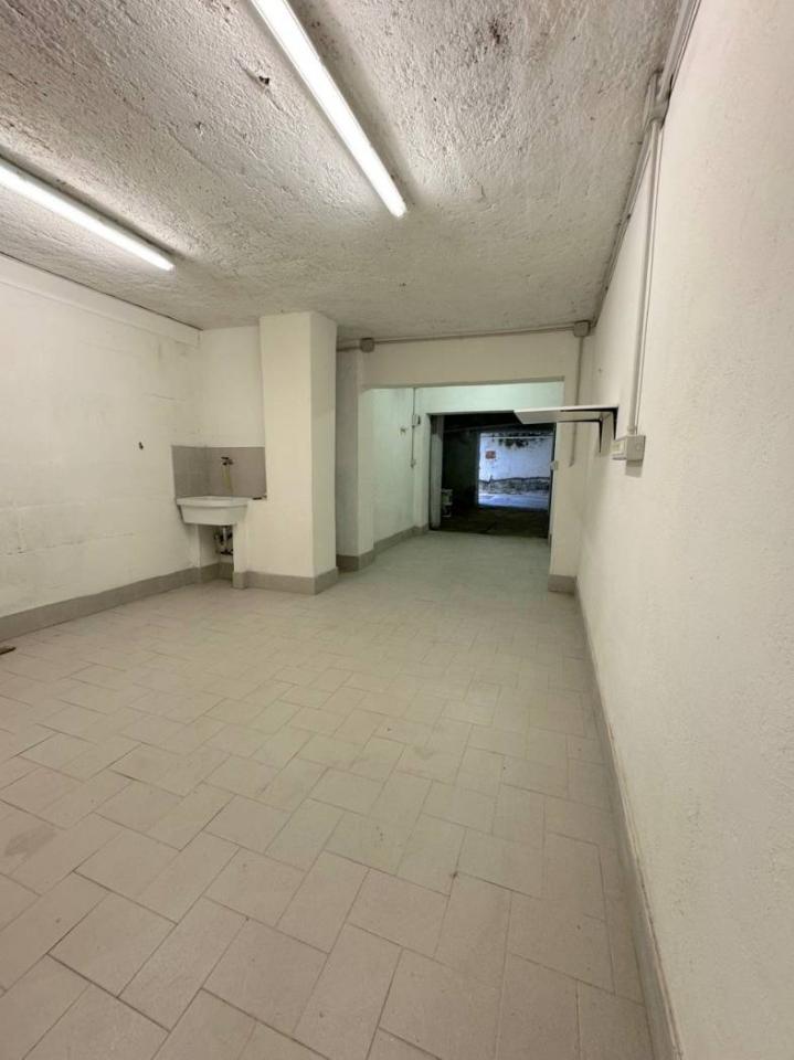negozio in vendita a Roma in zona Torre Angela