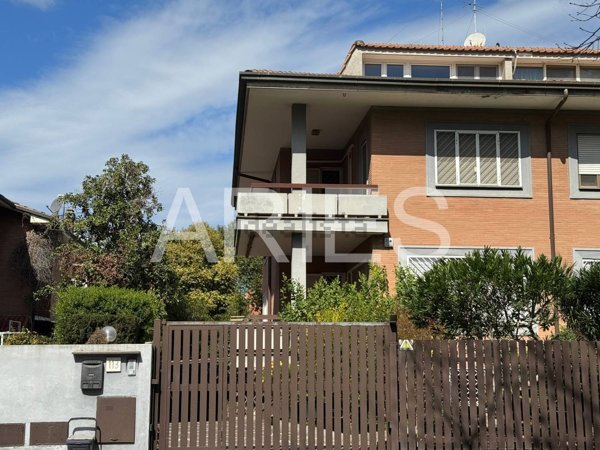 casa indipendente in vendita a Roma in zona Casal Palocco