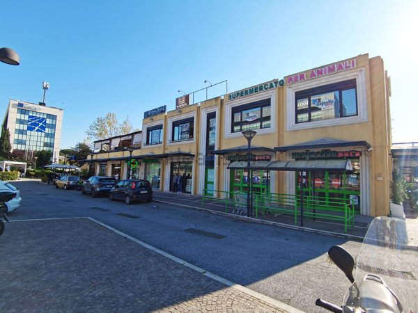 locale commerciale in vendita a Roma in zona Ponte Mammolo
