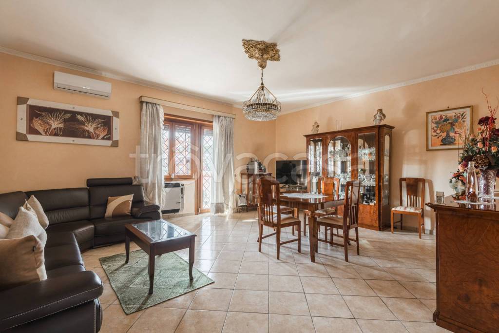 appartamento in vendita a Roma in zona Lago Regillo