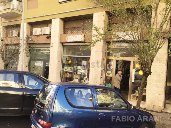 negozio in vendita a Roma in zona Appio Latino