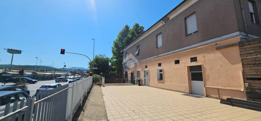 negozio in vendita a Roma in zona Casal Morena