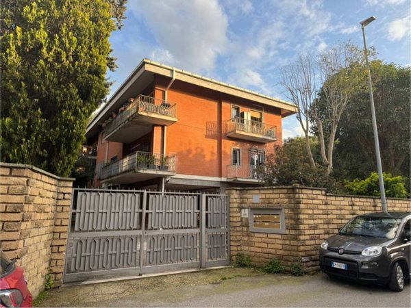 appartamento in vendita a Roma in zona Appio Pignatelli
