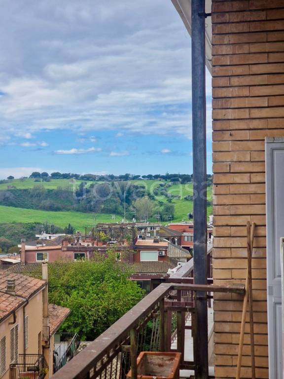 appartamento in vendita a Roma in zona Tomba di Nerone