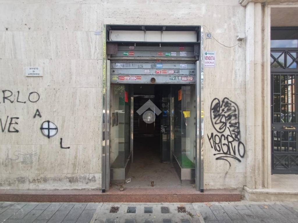 negozio in vendita a Roma in zona Tuscolano