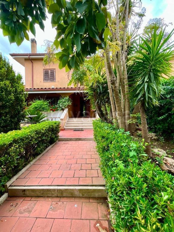 casa indipendente in vendita a Roma in zona Infernetto