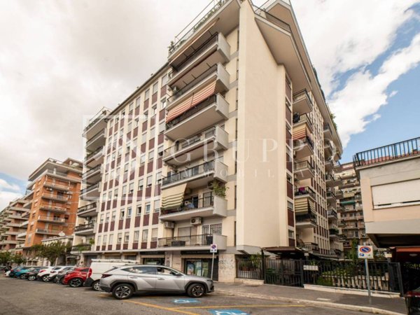 appartamento in vendita a Roma in zona Ostiense