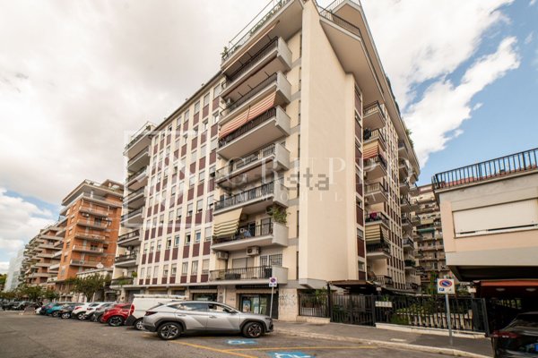 appartamento in vendita a Roma in zona Ostiense