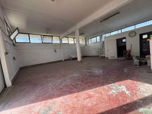 locale commerciale in vendita a Roma in zona Acilia