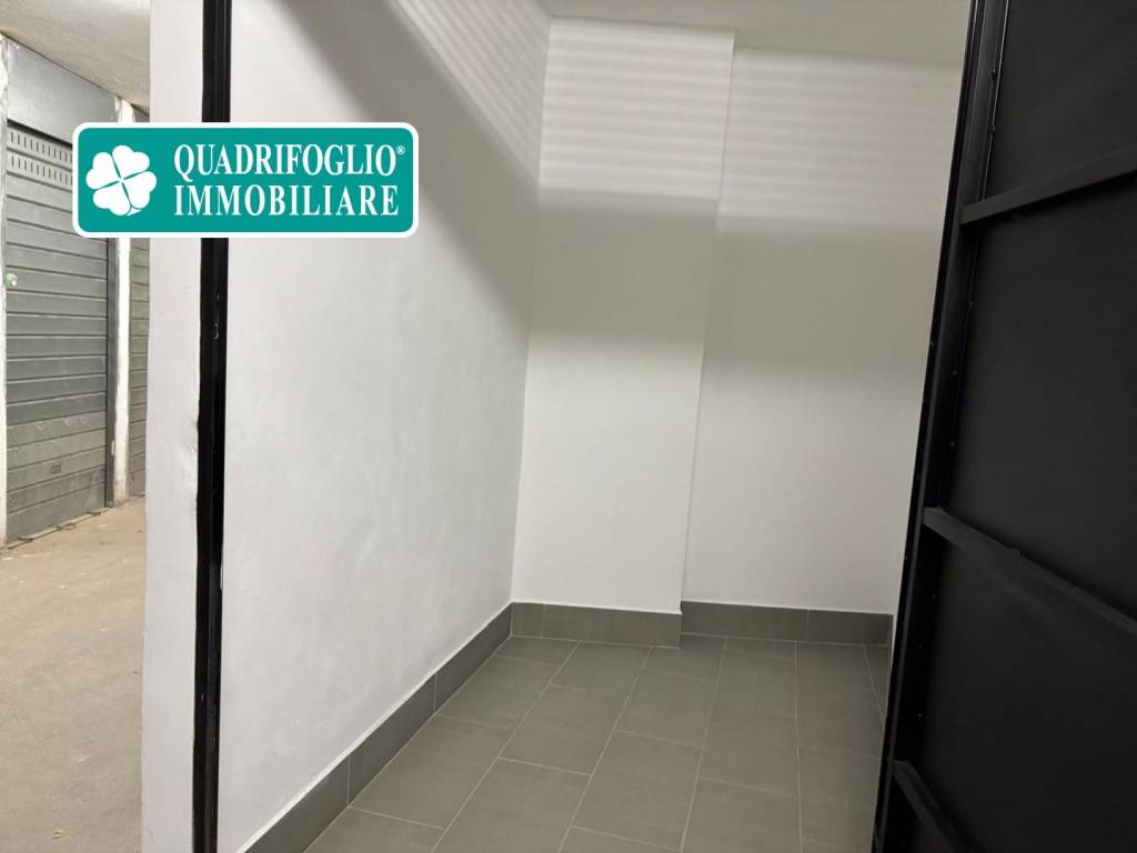 locale commerciale in vendita a Roma in zona Cinecittà