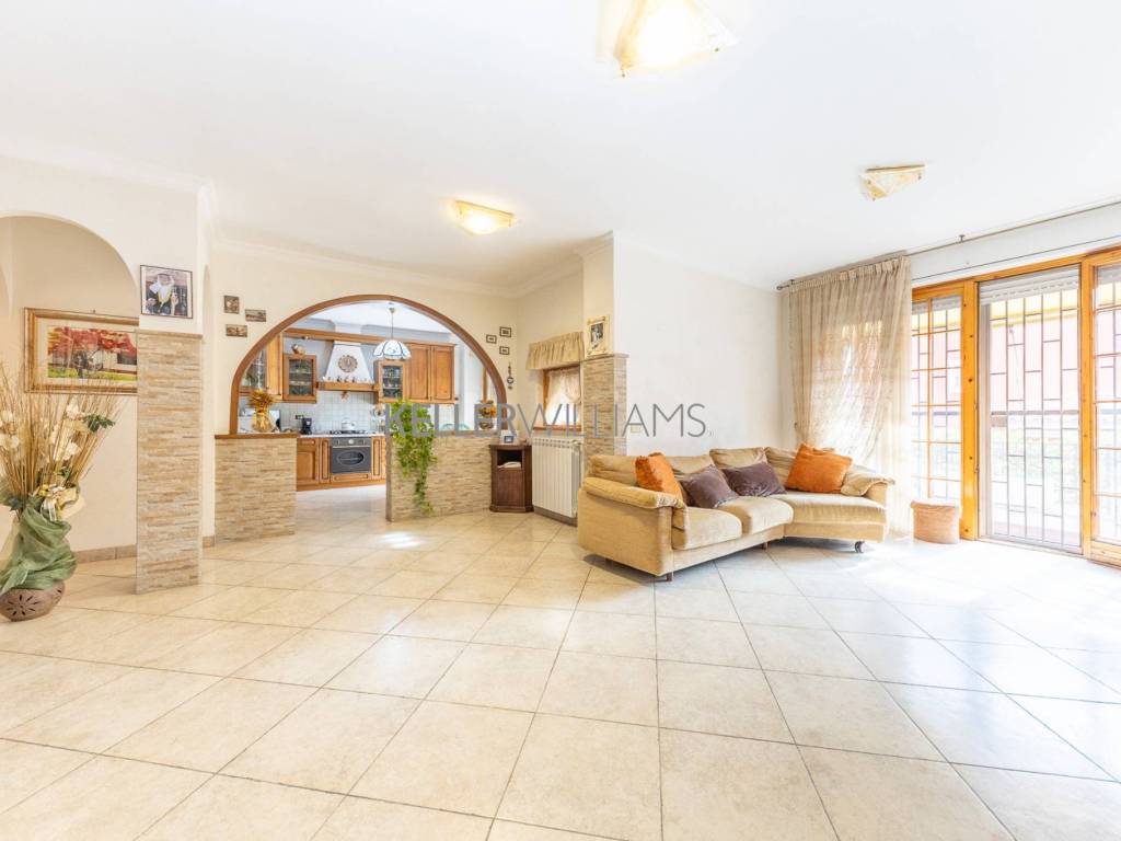 appartamento in vendita a Roma in zona Torre Angela