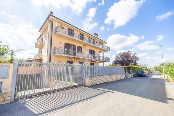 appartamento in vendita a Roma in zona Castelverde