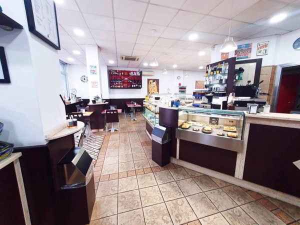 negozio in vendita a Roma in zona Torrino