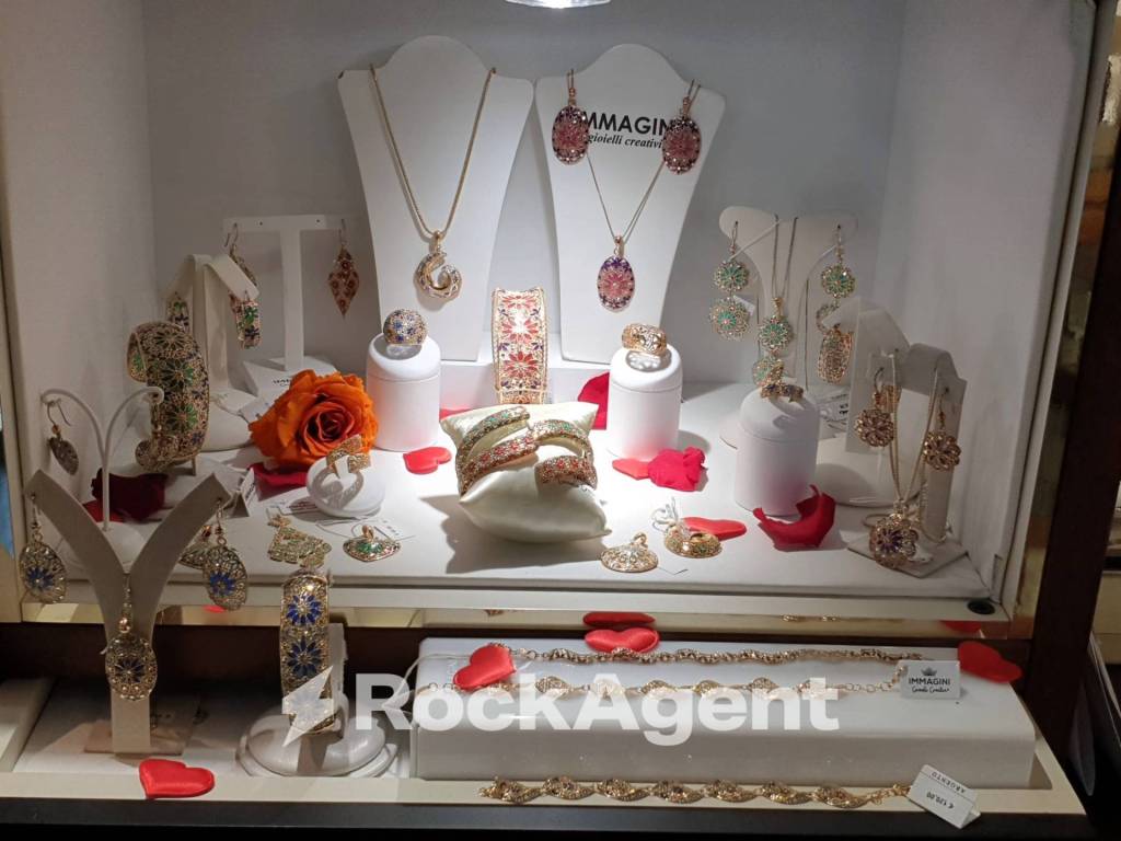 negozio in vendita a Roma in zona Ardeatino