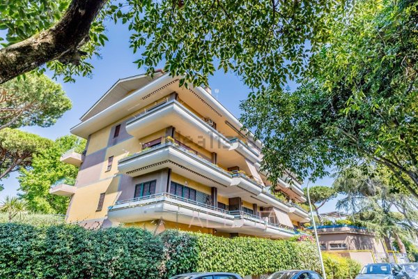 appartamento in vendita a Roma in zona Axa