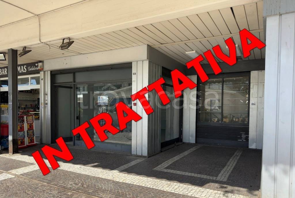 negozio in vendita a Roma in zona Casal Palocco