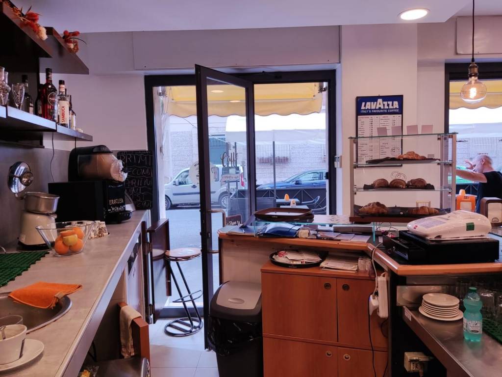 negozio in vendita a Roma in zona Tuscolano