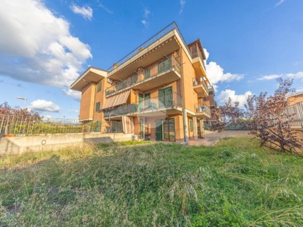 appartamento in vendita a Roma in zona Castelverde