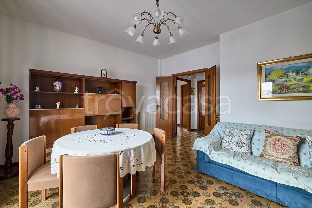 appartamento in vendita a Roma in zona Torre Angela