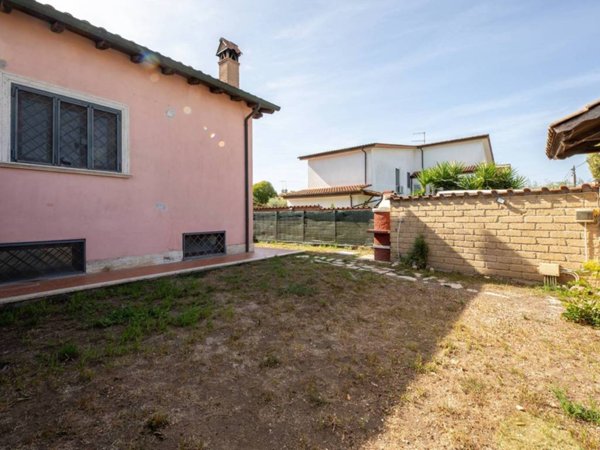 casa indipendente in vendita a Roma in zona Ostia Antica