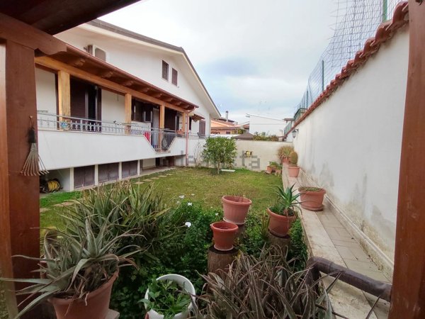 casa indipendente in vendita a Roma in zona Massimina/Casal Lumbroso