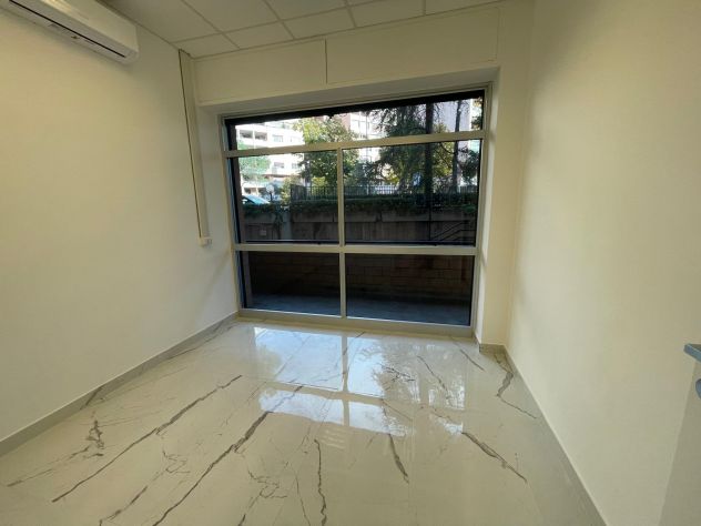 locale commerciale in vendita a Roma in zona EUR